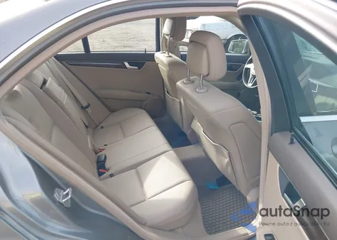 2013 Mercedes-Benz C 300 Sport 4Matic z USA, uszkodzony, nr VIN WDDGF8AB0DR289156